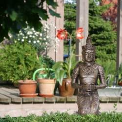 Thai Buddha kniend mit Schale