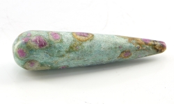 Massagestab, Griffel, Rubin in Fuchsit, ca. 8 cm, polierte Oberfläche, konisch