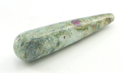Massagestab, Griffel, Rubin in Fuchsit, ca. 9 cm, polierte Oberfläche, konisch