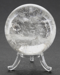 Bergkristall Edelsteinkugel, Massagekugel 60 mm mit Kugelhalter