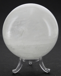 Weißer Calcit Edelsteinkugel, 76 mm, mit Kugelhalter